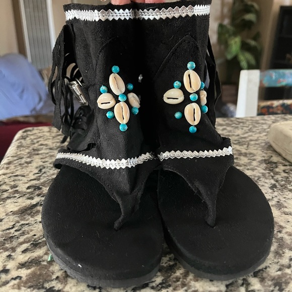 Brand new, never worn gladiator style sandals. Rare! Gorgeous, sueded. Size 6.5 - Picture 4 of 13